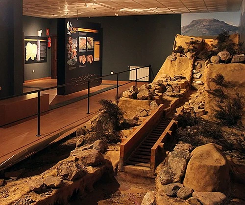 Las Cavenes y el Centro de Interpretación de la Minería Romana del Oro en El Cabaco