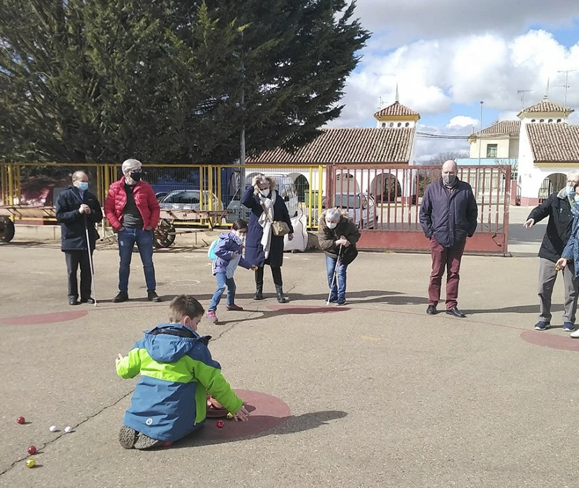 Medio centenar de personas con discapacidad visual participan en una jornada para descubrir el patrimonio romano de Palencia