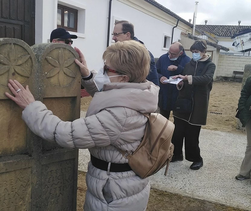 Medio centenar de personas con discapacidad visual participan en una jornada para descubrir el patrimonio romano de Palencia